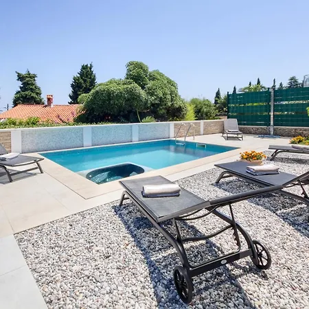 בית נופש Delightfully House With A Private Pool And A Sea View פרמנטורה