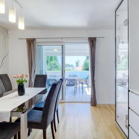 Delightfully House With A Private Pool And A Sea View Premantura