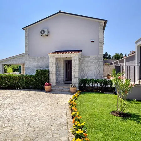 Delightfully House With A Private Pool And A Sea View Premantura