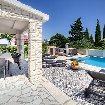 Delightfully House With A Private Pool And A Sea View Премантура